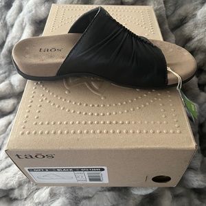 Black Taos Gift 2 Sandals size 6